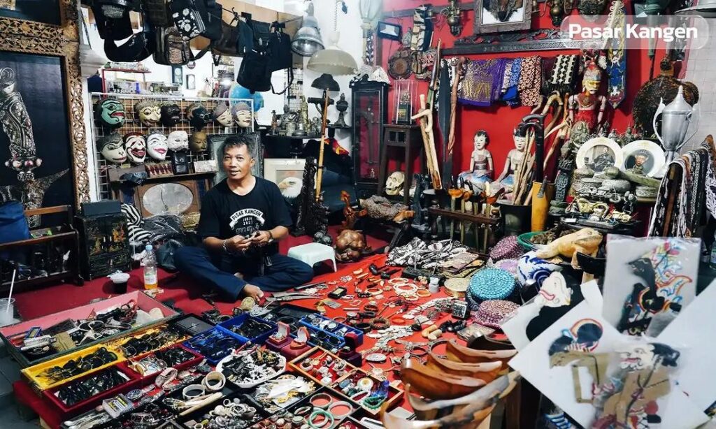 Pedagang souvenir khas yogyakarta di pasar kangen tby